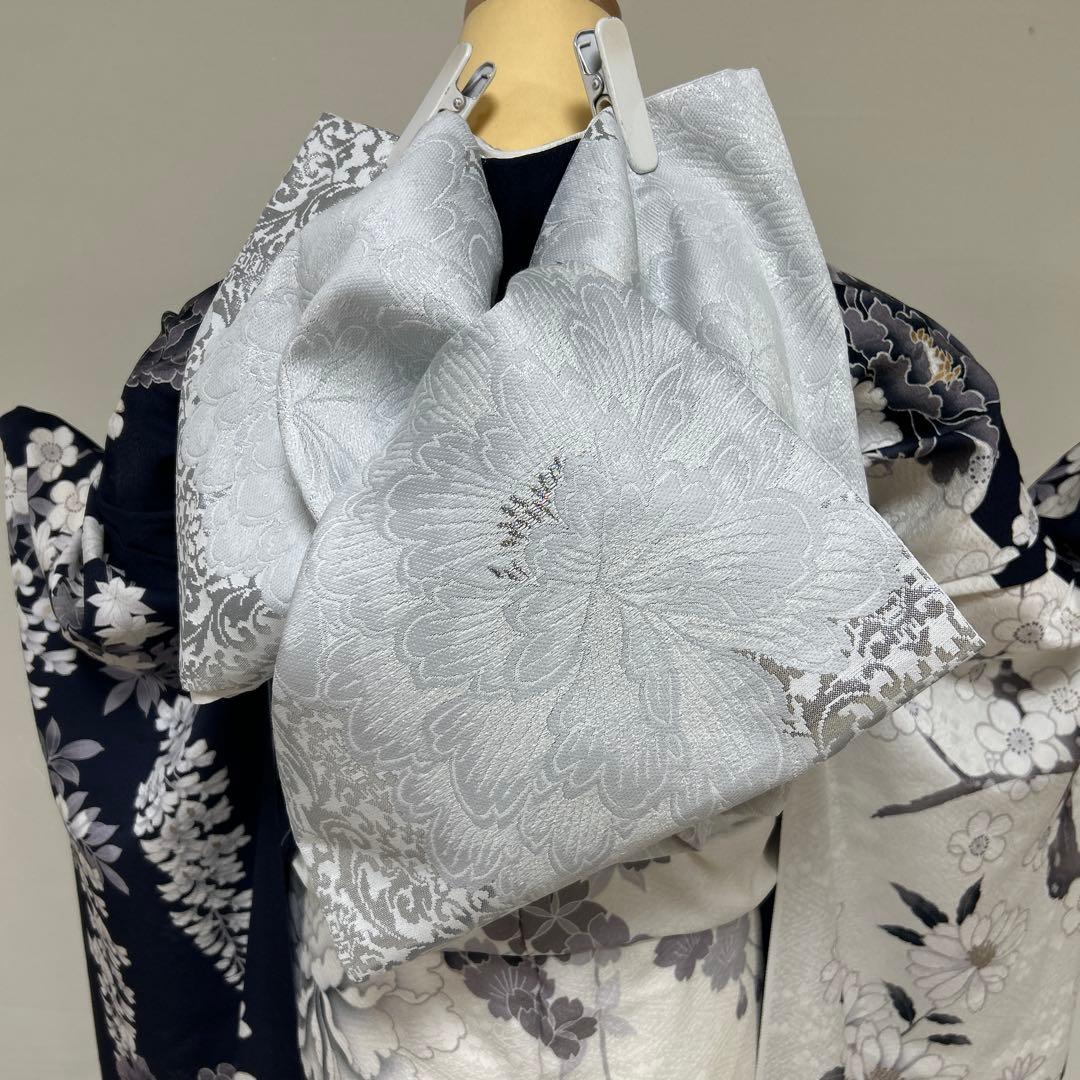 シックな紺地と白の染め分けの牡丹の振袖セット