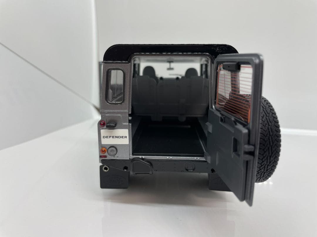 305-034 1/18 ランドローバー ディフェンダー 110
