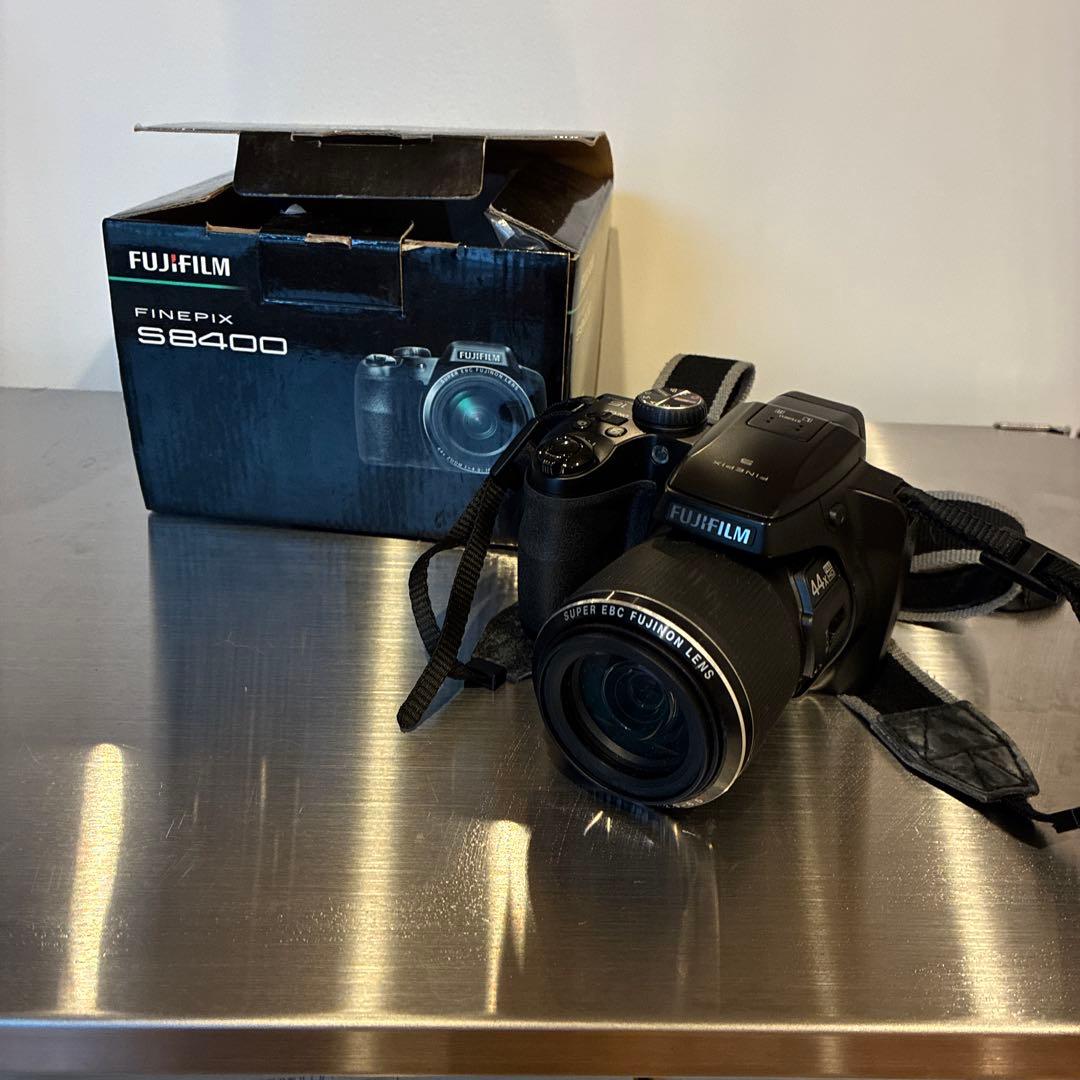FUJIFILM FINEPIX S8400 本体　送料込み