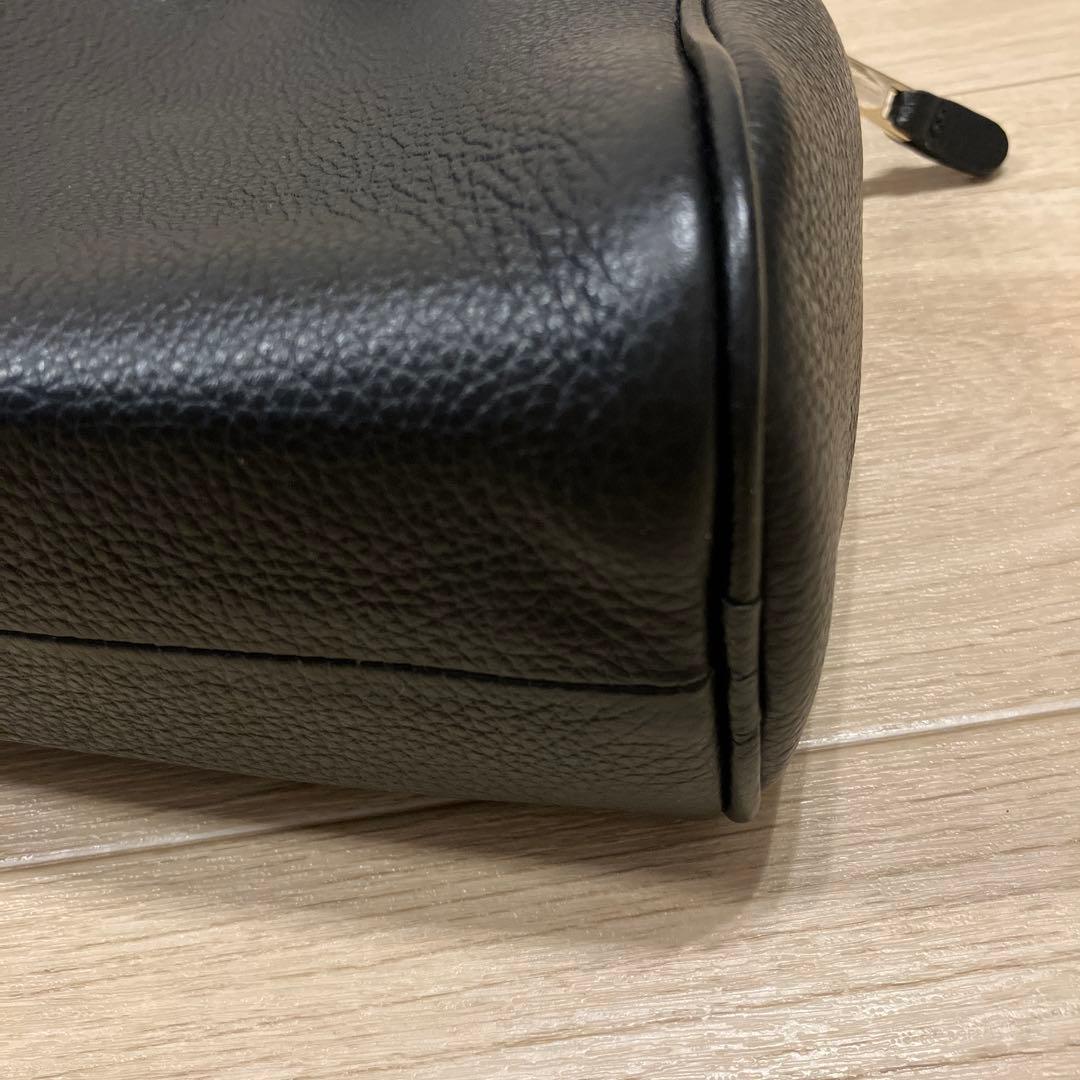 CHRISTIAN VILLA チャーム付きシュリンクレザーハンドバッグ