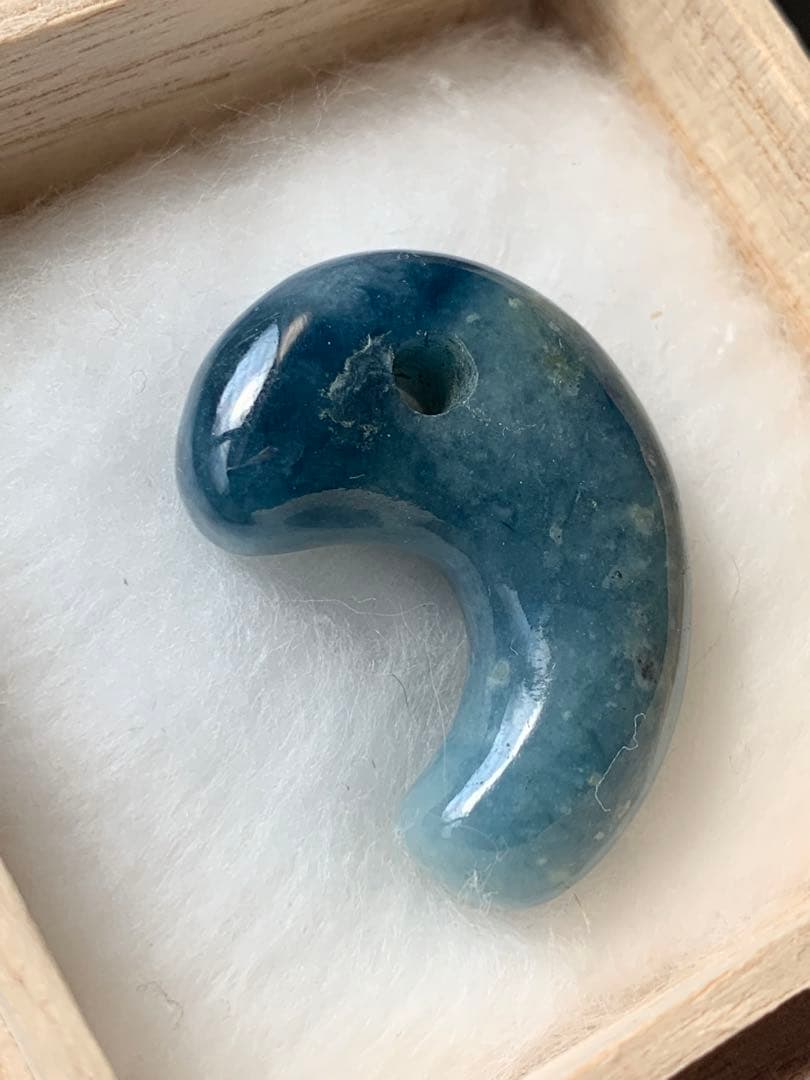 最上級　茄子紺　入りコン沢青翡翠　勾玉　糸魚川翡翠　コン沢勾玉　ひすい　ヒスイ