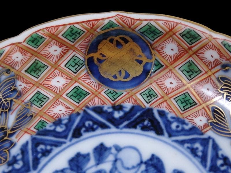 大聖寺伊万里　金襴手　菊花四方襷紋に牡丹の図　４寸皿２枚　E359 AS-CWo