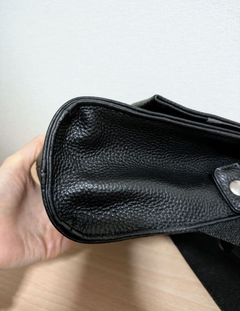 イアパピヨネ ワイドテープショルダーバッグ ブラック ストーン レザー