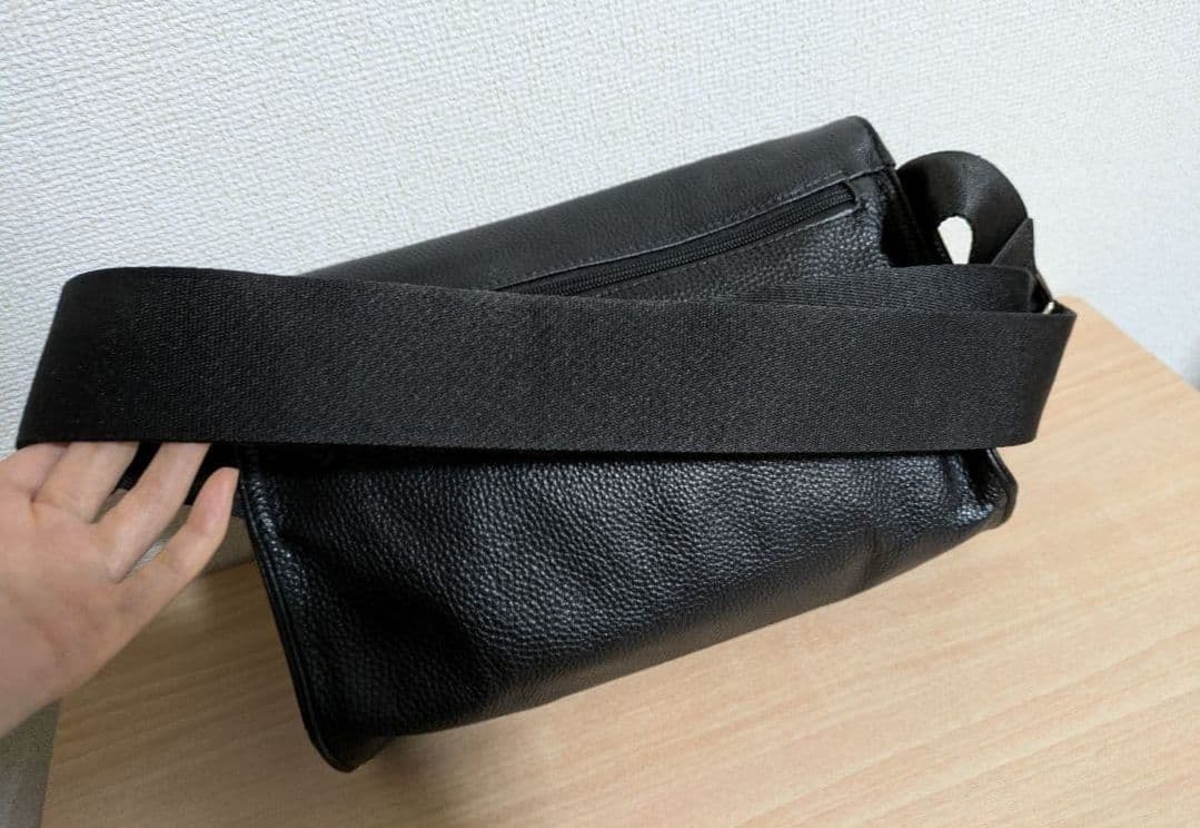 イアパピヨネ ワイドテープショルダーバッグ ブラック ストーン レザー