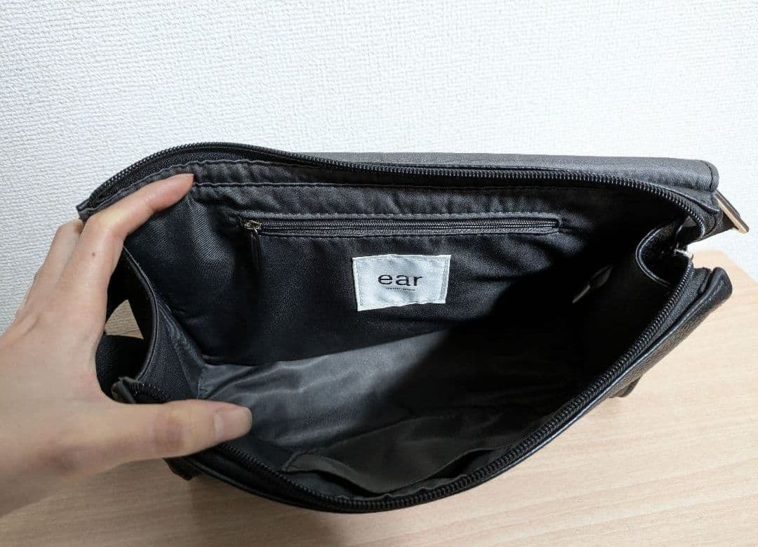 イアパピヨネ ワイドテープショルダーバッグ ブラック ストーン レザー