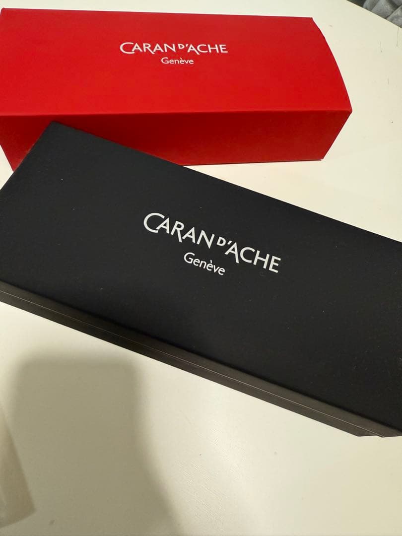 CARAN d'ACHE ボールペン シルバー 替芯3本、箱付き