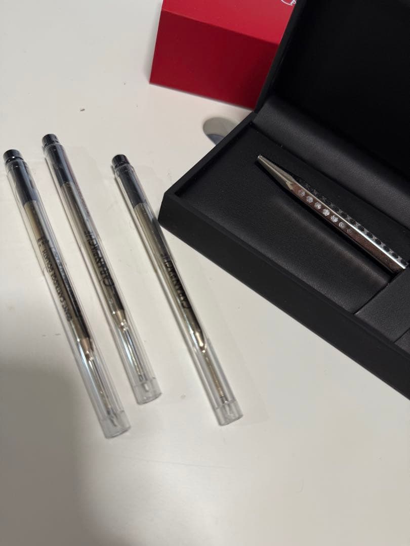 CARAN d'ACHE ボールペン シルバー 替芯3本、箱付き