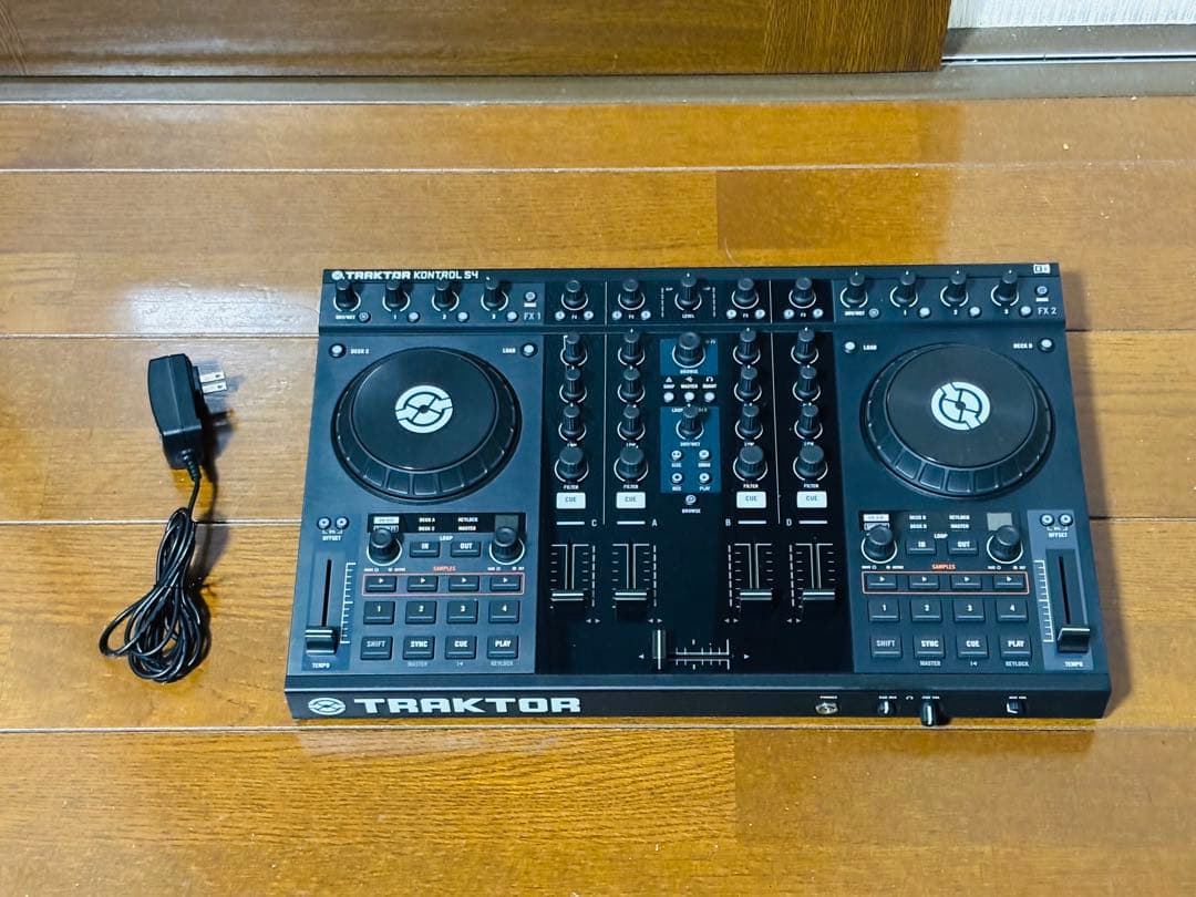 NI 4ch DJコントローラー　TRAKTOR KONTROL S4