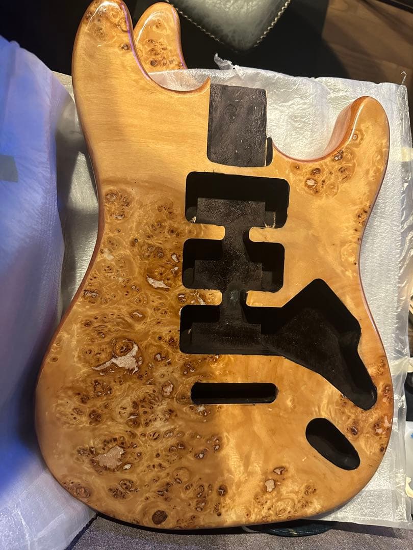 ストラトキャスター　タイプ　バール　マホガニーボディ