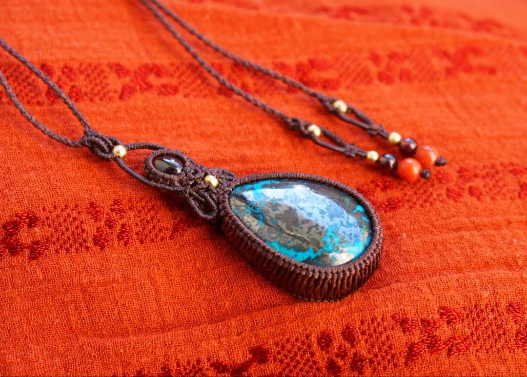 アズライトクリソコラinパイライト　ヘソナイトガーネット　マクラメ　ネックレス