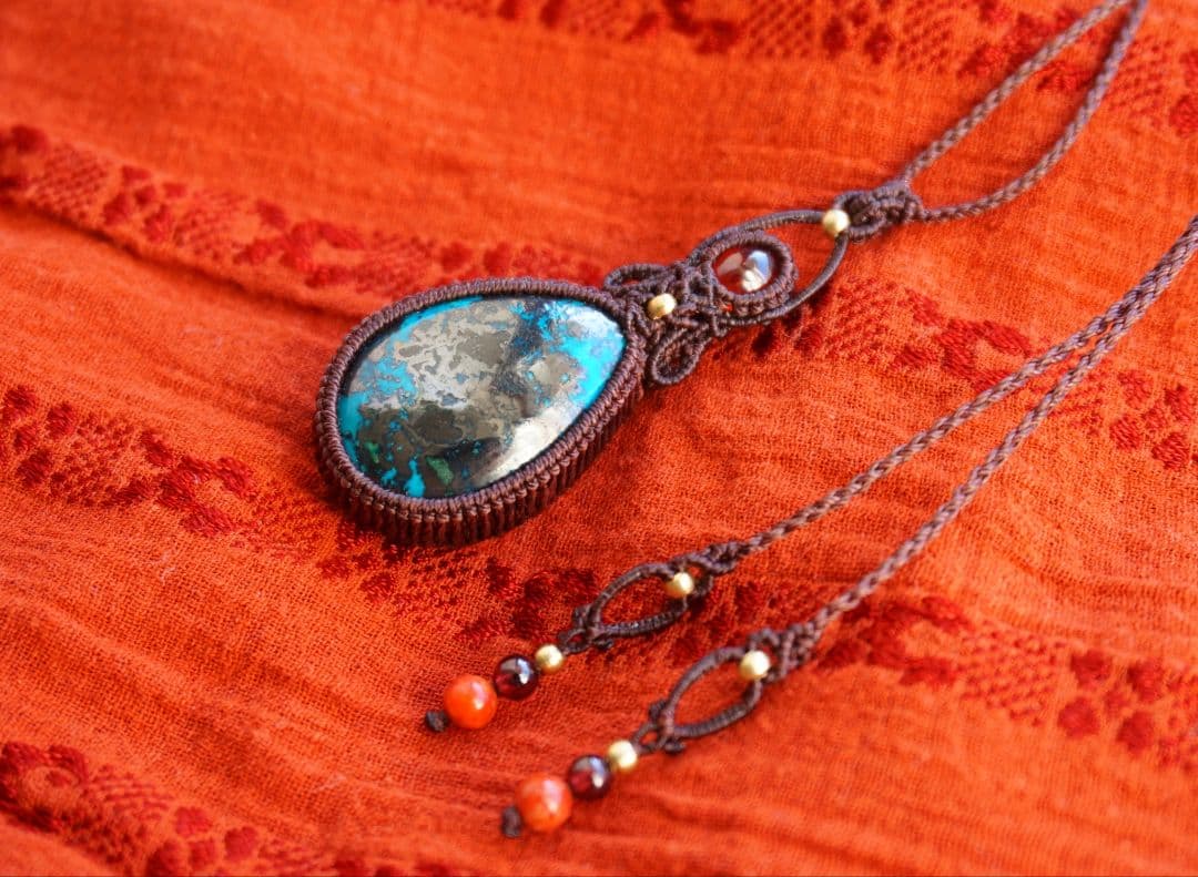 アズライトクリソコラinパイライト　ヘソナイトガーネット　マクラメ　ネックレス