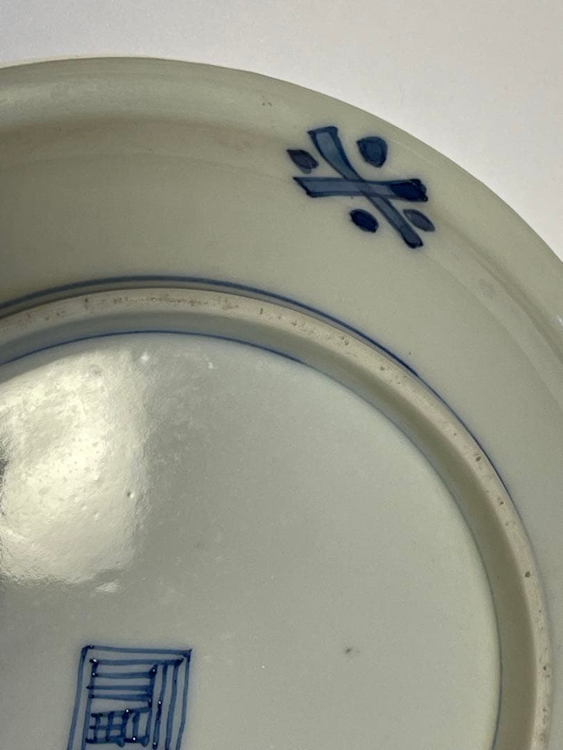 青白磁 龍絵皿 木箱入り陶器の皿。