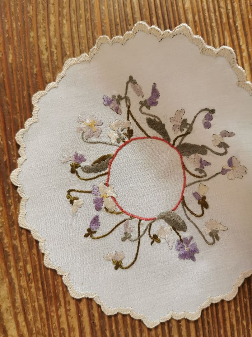 アンティーク ソサイエティシルク刺繍 3色菫 ヴィオラ リネンスカラップドイリー