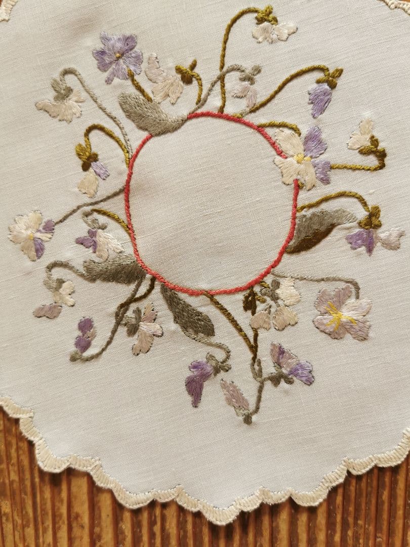 アンティーク ソサイエティシルク刺繍 3色菫 ヴィオラ リネンスカラップドイリー