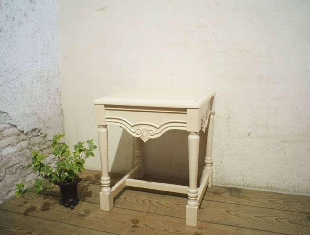 1081 クラシックなデザインのサイドテーブル　展示台　陳列台　ロココ調　レトロ