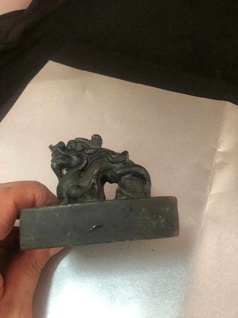 金属製獅子の彫刻