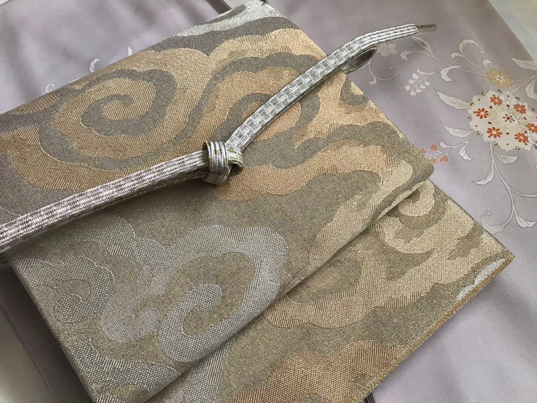 使い勝手の良いあかるい金の袋帯　瑞雲文　正絹