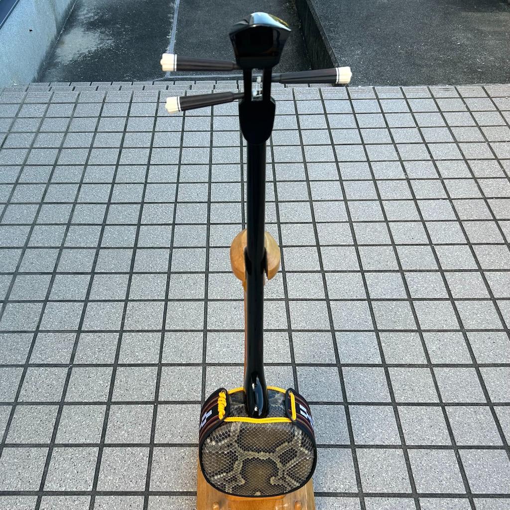 沖縄　三線　カミゲン　カモの口　ユナー　黒木　本皮一枚張り　伝統工芸士