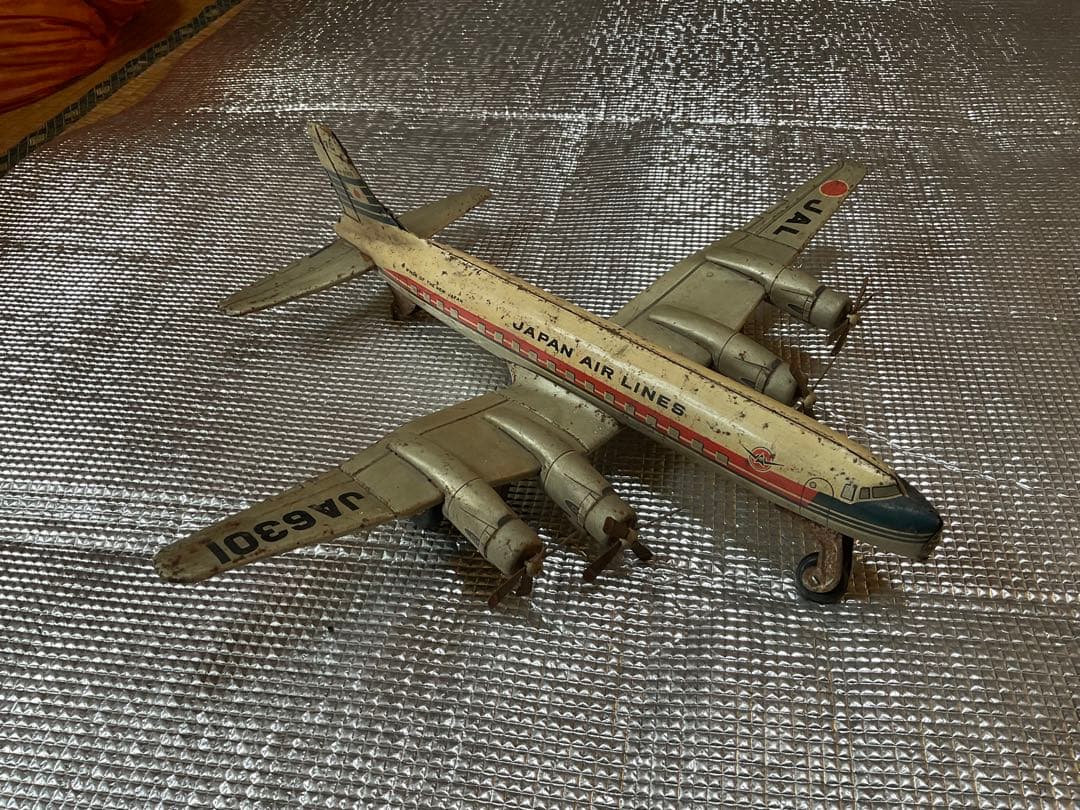 日本航空旅客機DC-7C プロペラ旅客機。【後輪タイヤ欠品、胴体翼分離可能と錆】