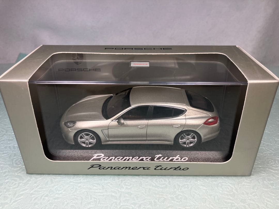 ミニチャンプス　Porshe Panamera Turbo シルバー