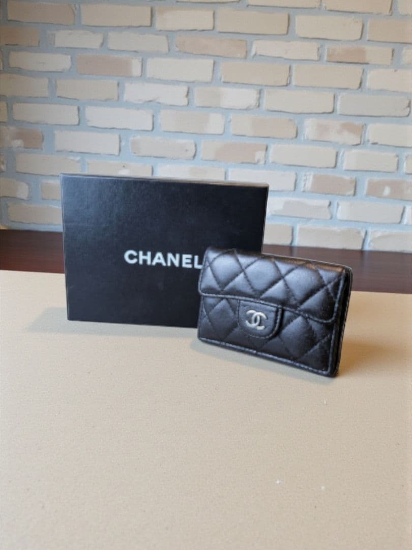 CHANEL　シャネル　マトラッセ　シルバー金具　Wホックフラップ　三つ折り財布