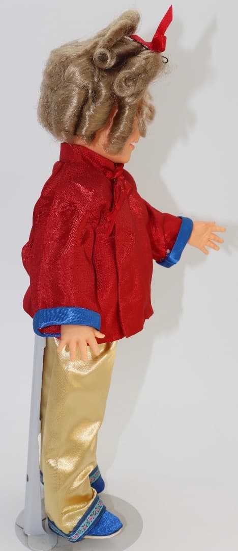 シャーリーテンプル　赤と金の衣装の人形