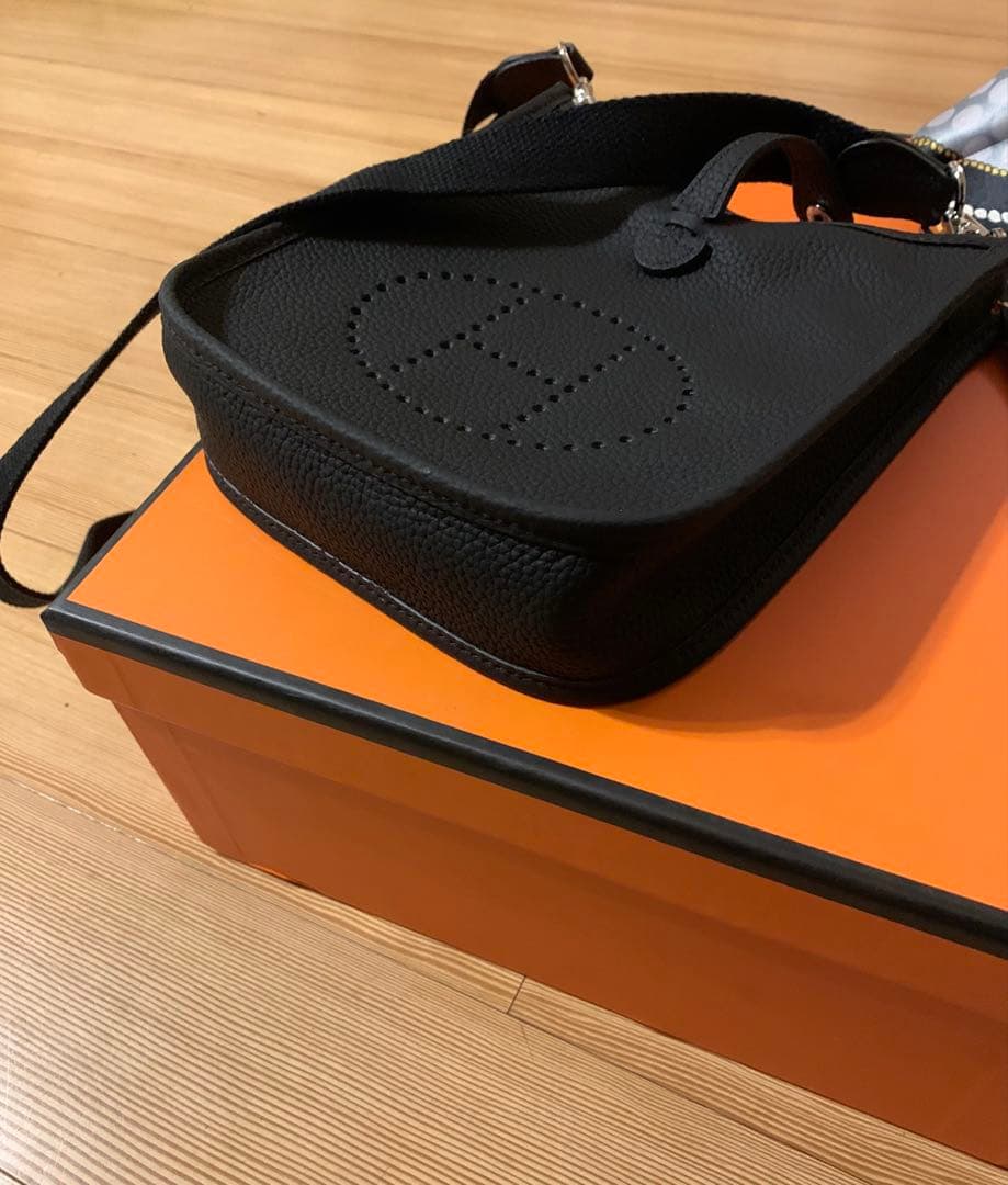 Hパンチング ショルダーバッグ Hロゴ ストラップ 高級革 ブラック