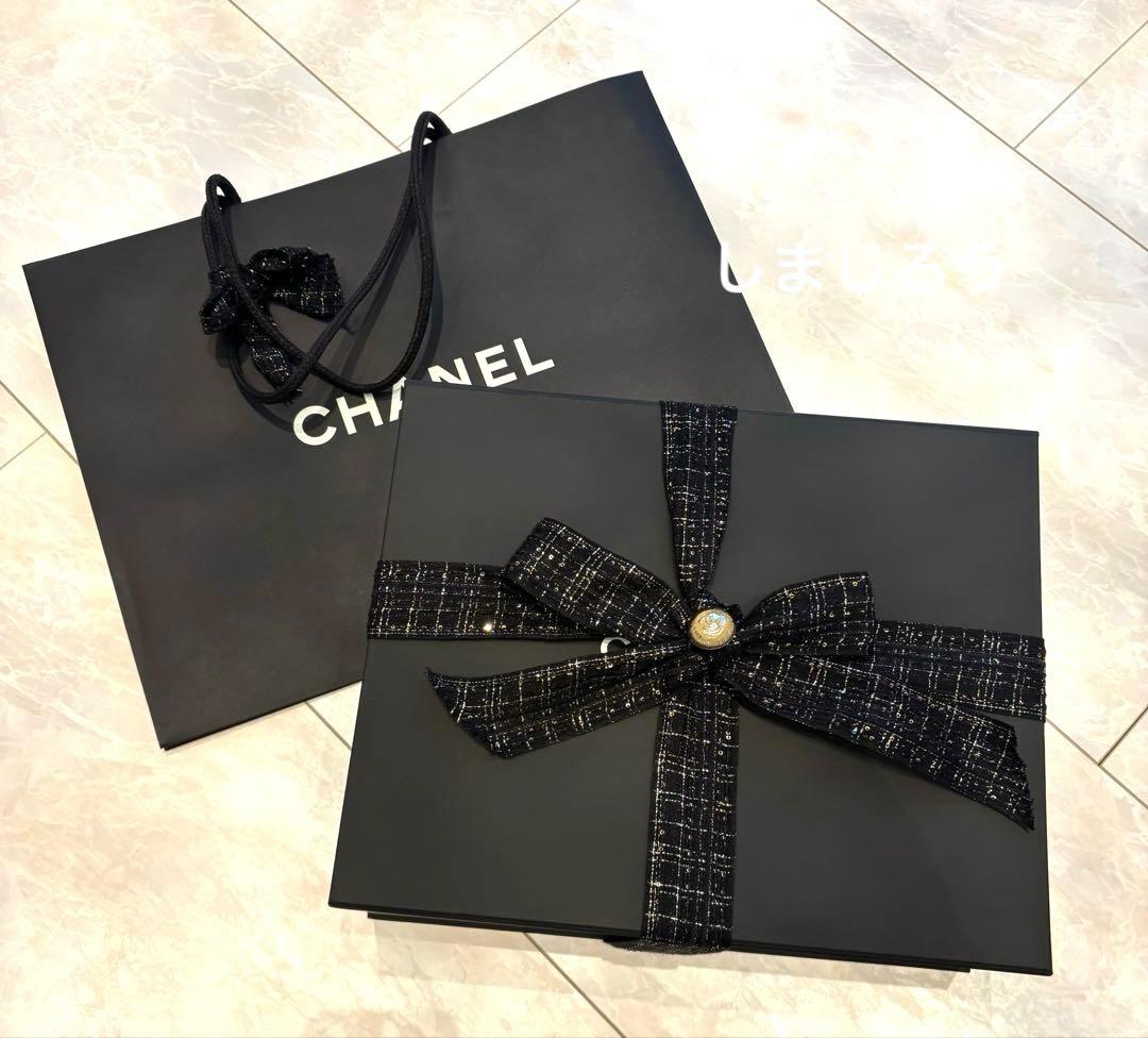 2025 CHANEL クリスマスホリデーラッピング　チャーム&リボン　紙袋付