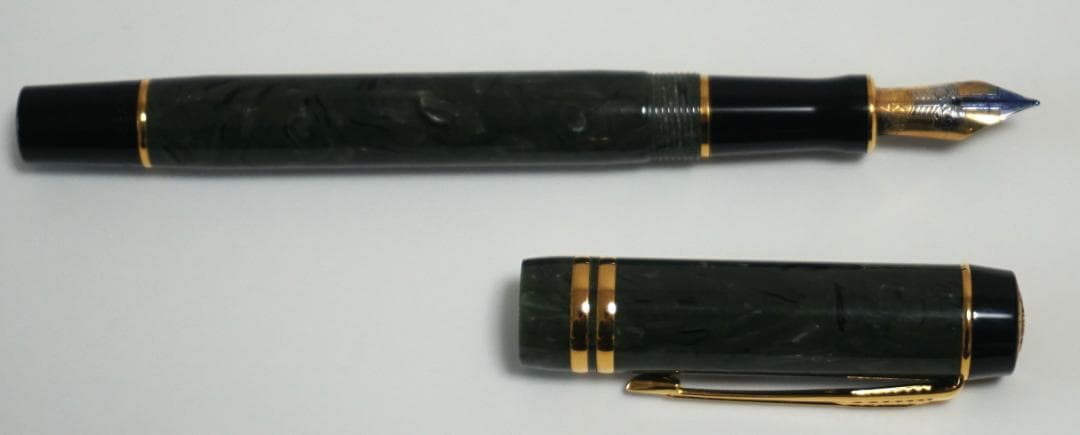 PARKER製万年筆（ ペン先18K金、　木製ケース付き）