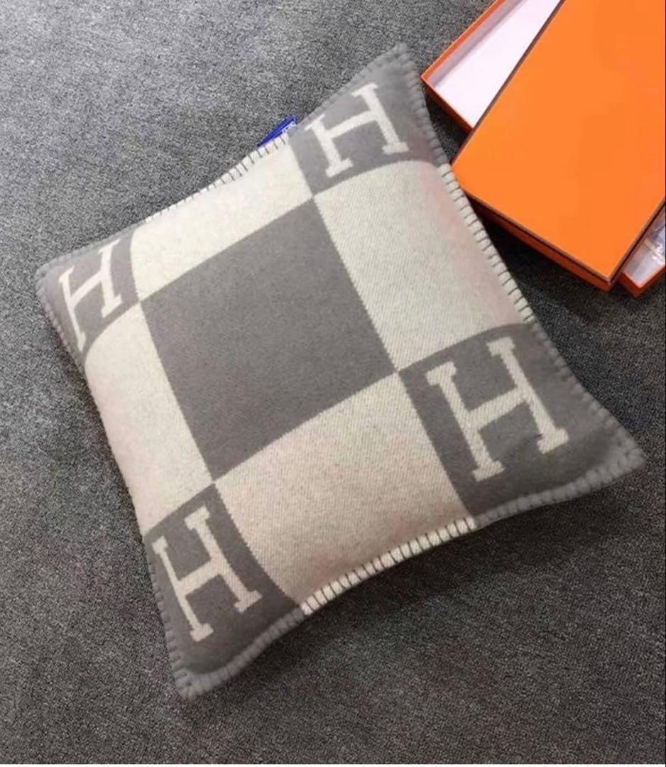 Hロゴ入り　グレーとホワイト クッションカバー　65×65 大きい