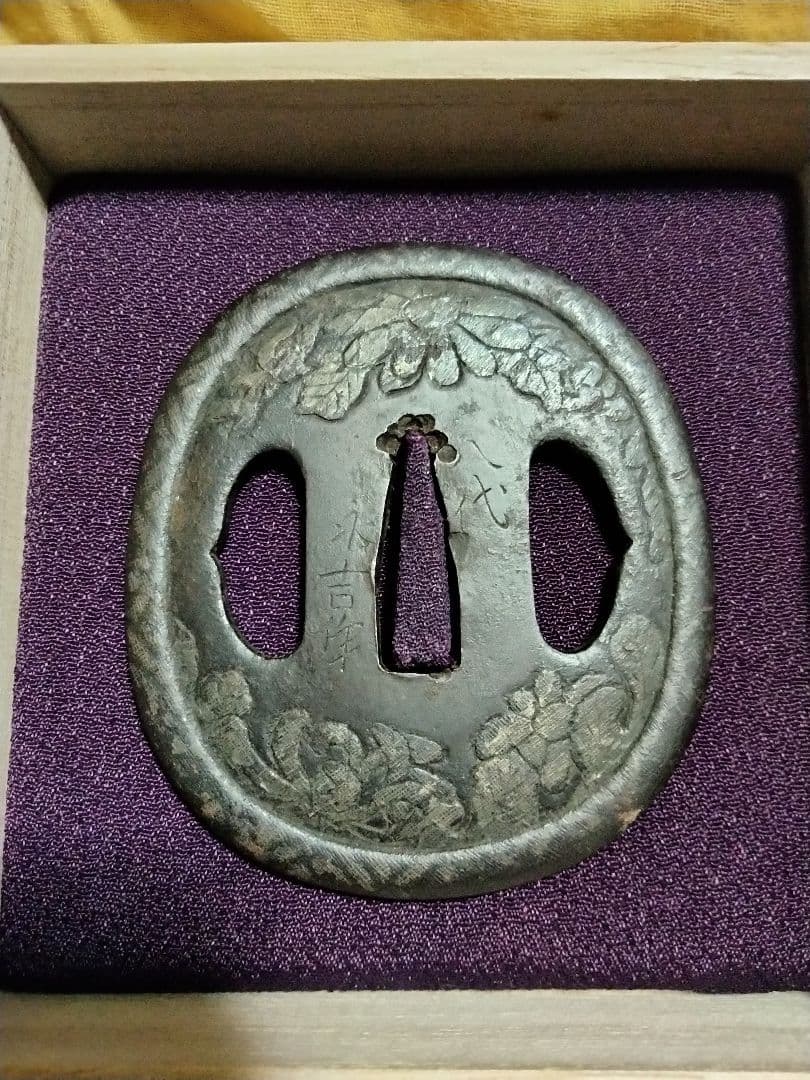 珍品　鉄鍔　鐔　(八代永吉作　菊花象嵌図)　江戸時代　志水永吉　甚吾　箱付き