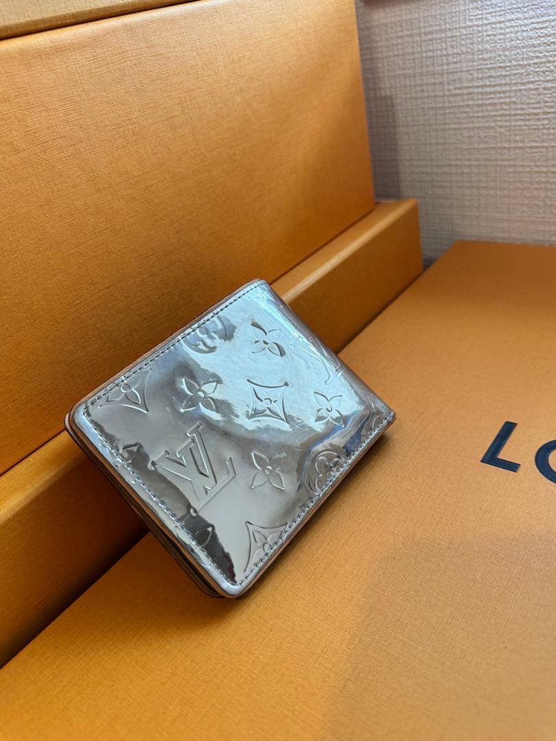 ルイヴィトン ミロワール ヴェルニ ジッピー 二つ折り財布