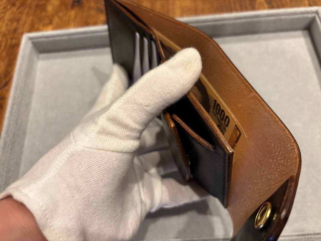 コンパクトウォレット　財布　二つ折り　ブラック　本革