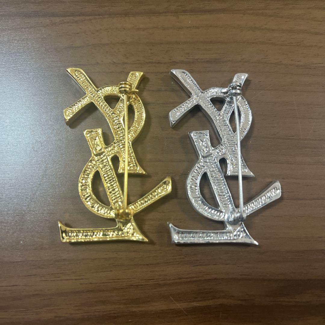 YSL ピンバッチ　カサンドラロゴ