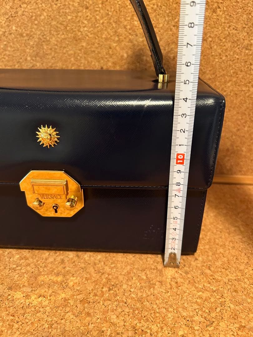 美品ヴェルサーチハンドバッグバニティバッグ　青　チャームつき