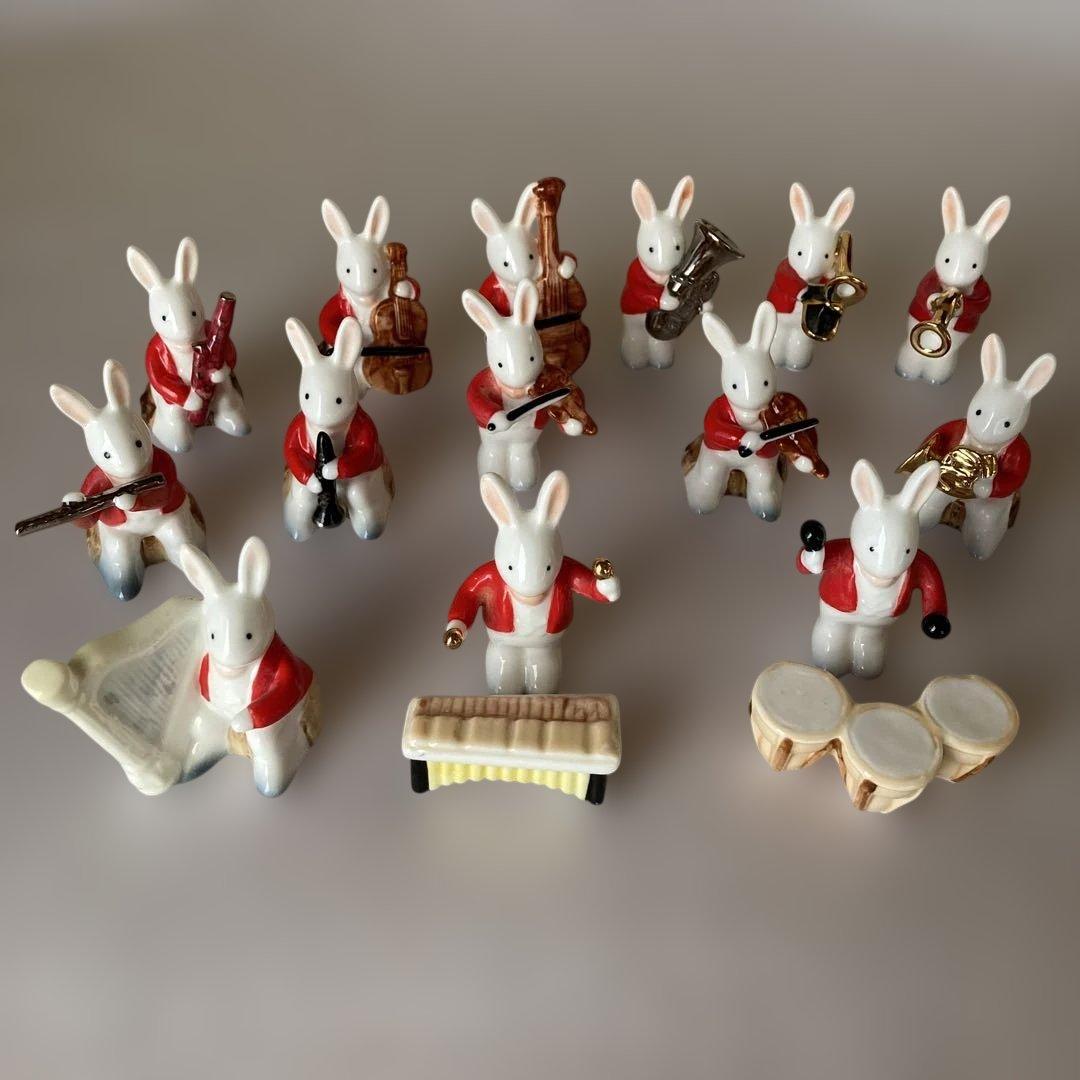 ウサギのオーケストラ　音楽を演奏するウサギの置物　アンティーク