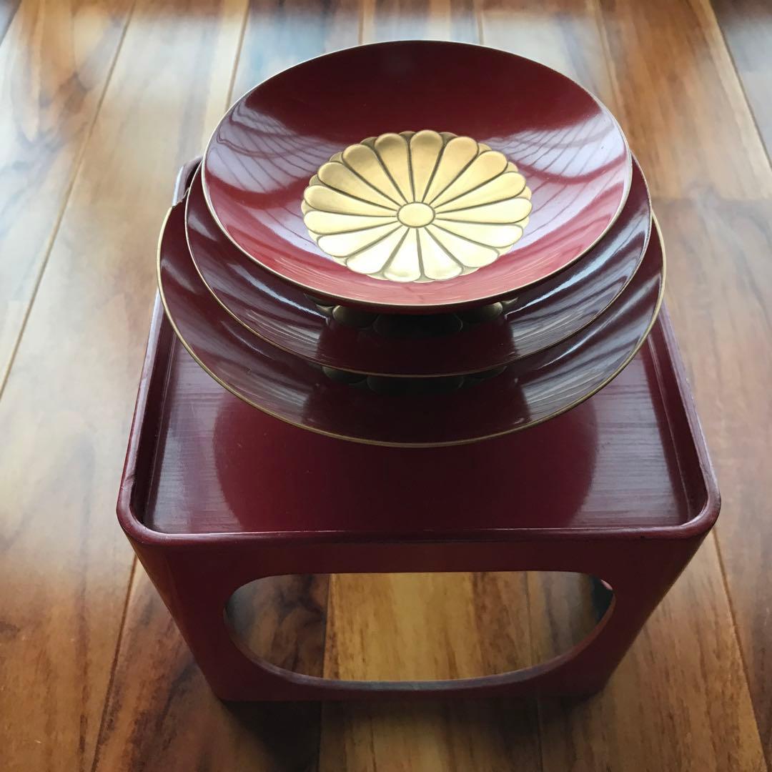 赤い漆の花弁模様　膳セット