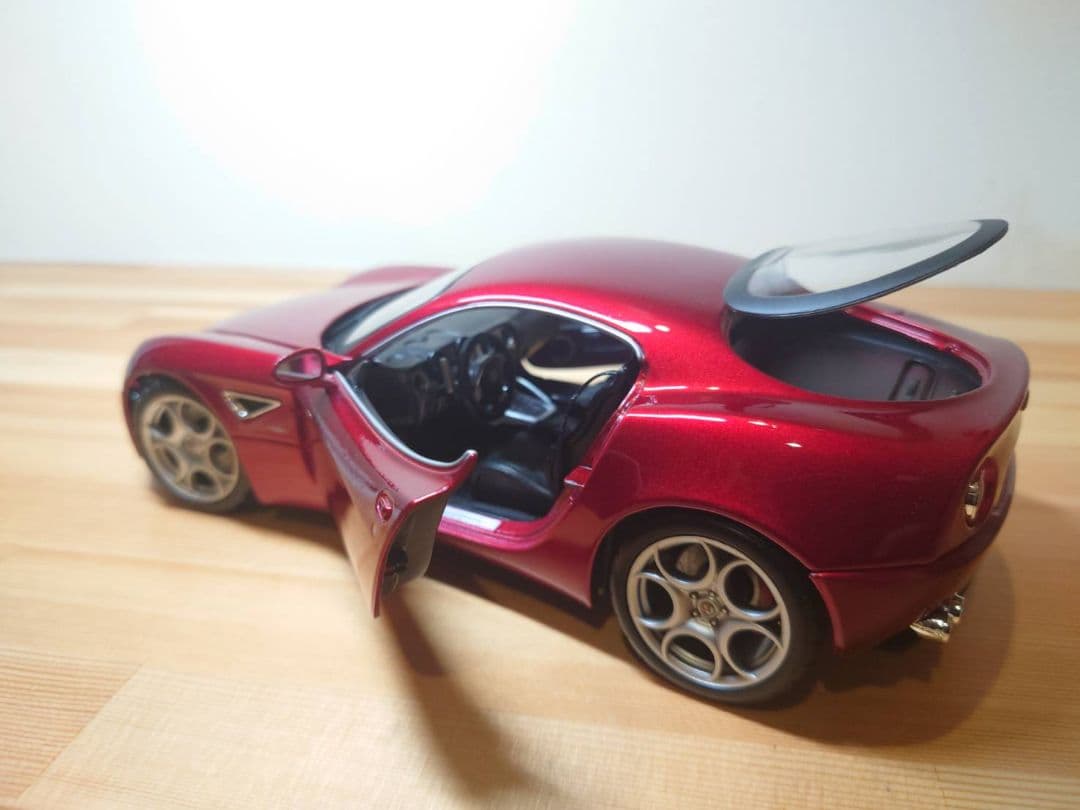 ブラーゴ　1/18ミニカー　アルファロメオ8C