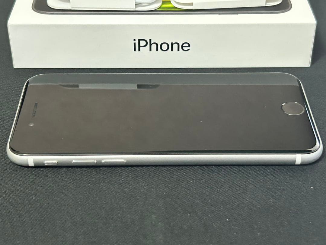 ち*る様 【きれい!!】✴︎SIMフリー Apple iPhoneSE2 64G