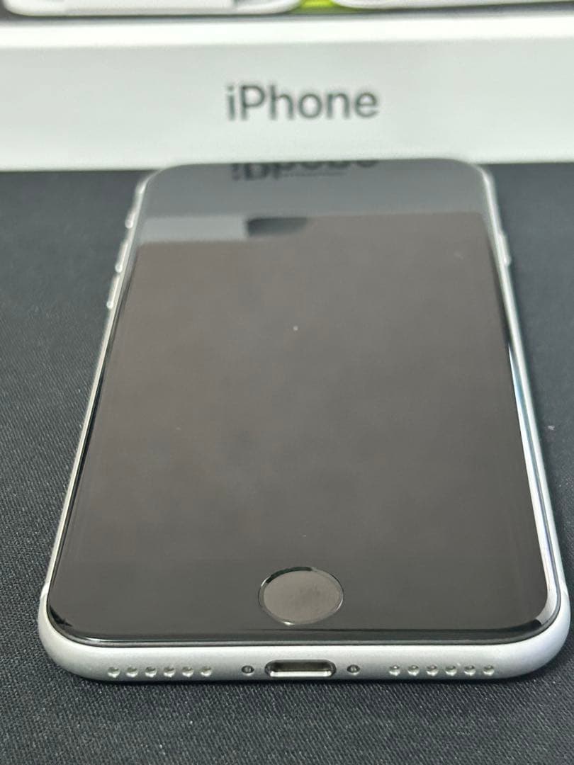 ち*る様 【きれい!!】✴︎SIMフリー Apple iPhoneSE2 64G