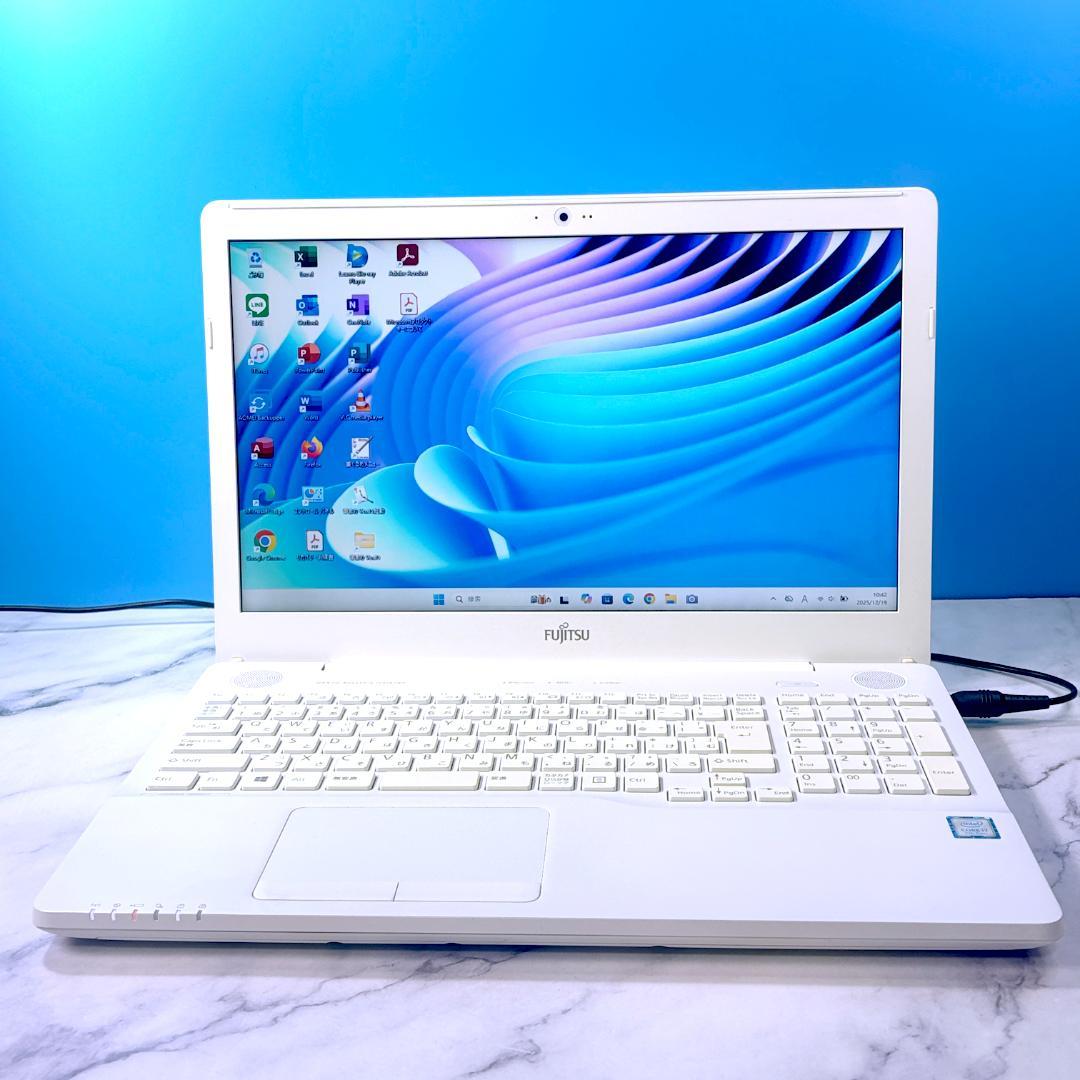 美品☆Corei7・8GB・SSD・Win11・ホワイト・ノートパソコン