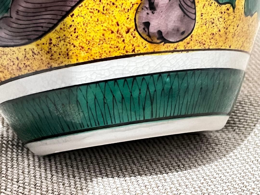 九谷焼き 手描き陶器の丸型壺 ツボ 角福印