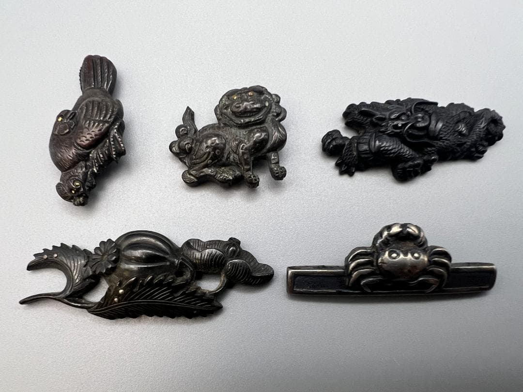 【海】江戸明治金工　鶏　獅子　龍　カニ　５点　金目　手彫　目貫　金銀象嵌　骨董品