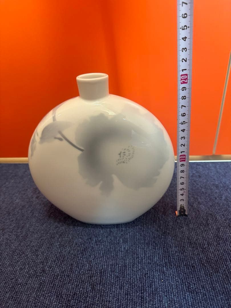 1569 深川製磁　淡釉光彩　薄墨白牡丹　花瓶　未使用