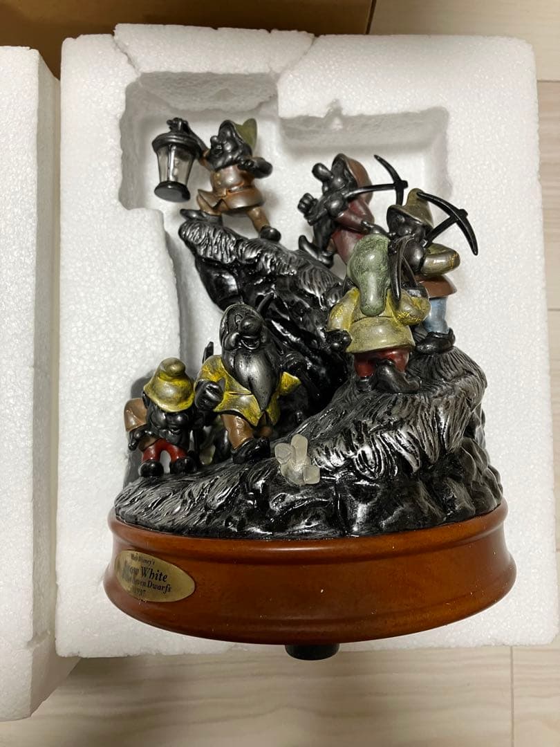 【限定100体】　白雪姫　7人の小人　ディズニー　100周年　フィギュアランプ