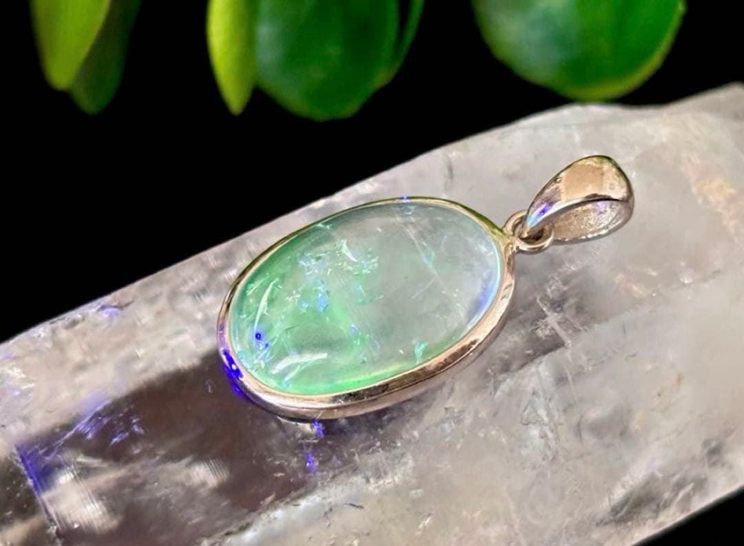 究極品質　オパール最高峰の希少価値　虹のエメラルドグリーンハイアライトオパール