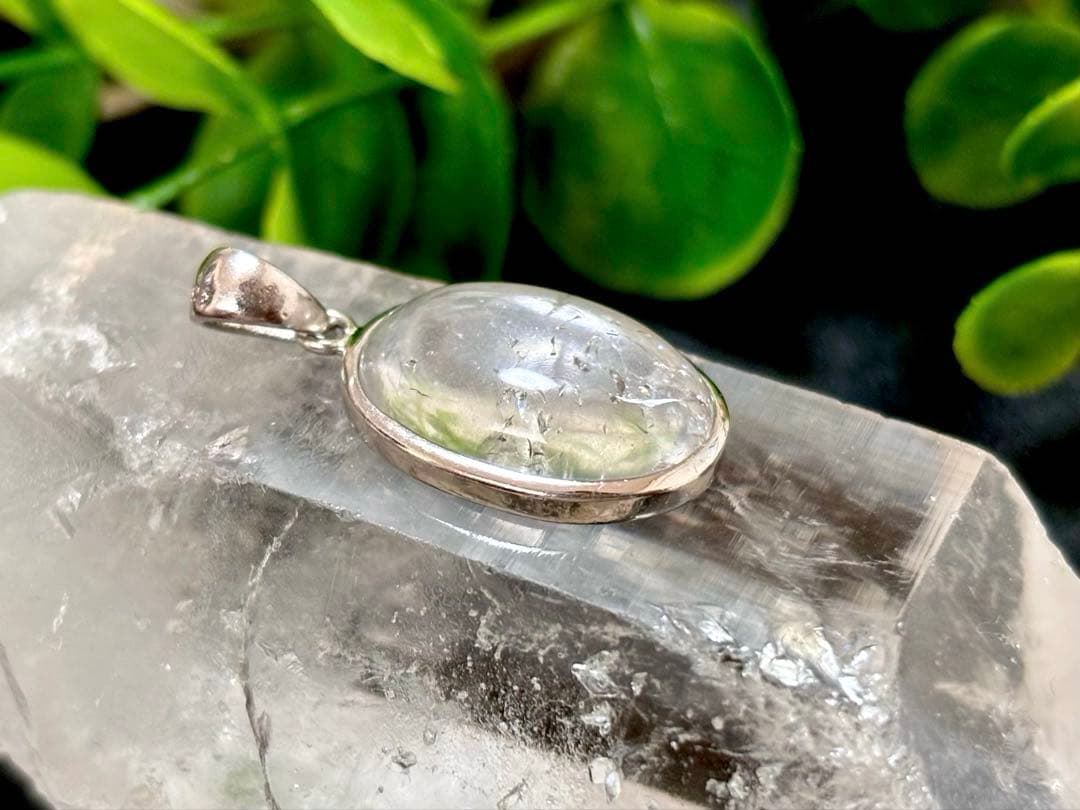 究極品質　オパール最高峰の希少価値　虹のエメラルドグリーンハイアライトオパール