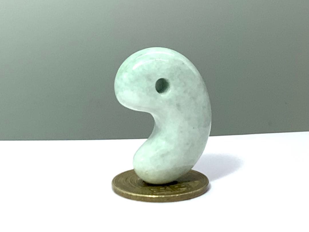 ⭕️淡緑のまだら模様（高品質淡緑色）糸魚川翡翠勾玉　鑑定機関鑑別書付　本物の極上品