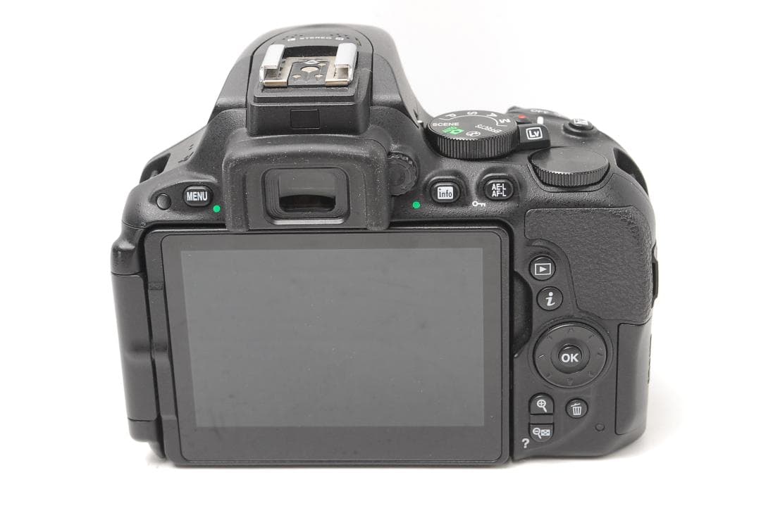 新品級ショット数　Nikon D5500　WiFI搭載　タッチパネル　スマホ転送