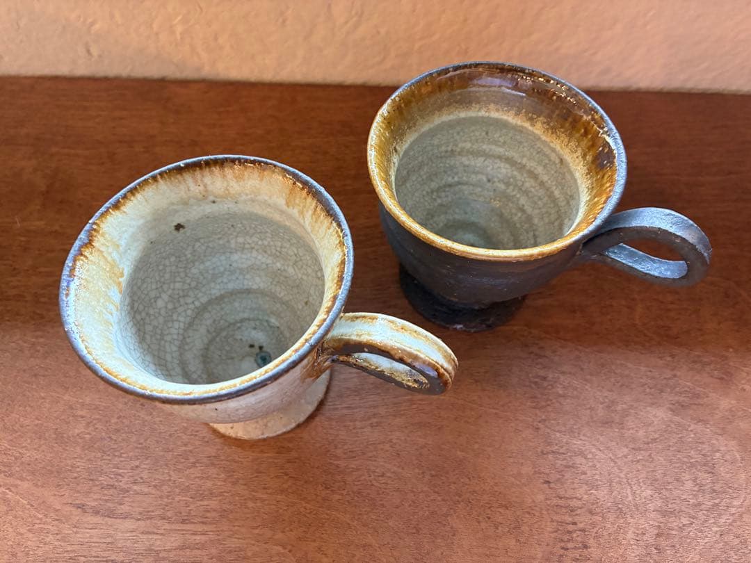 唐津焼　白と黒の陶器カップ2個セット